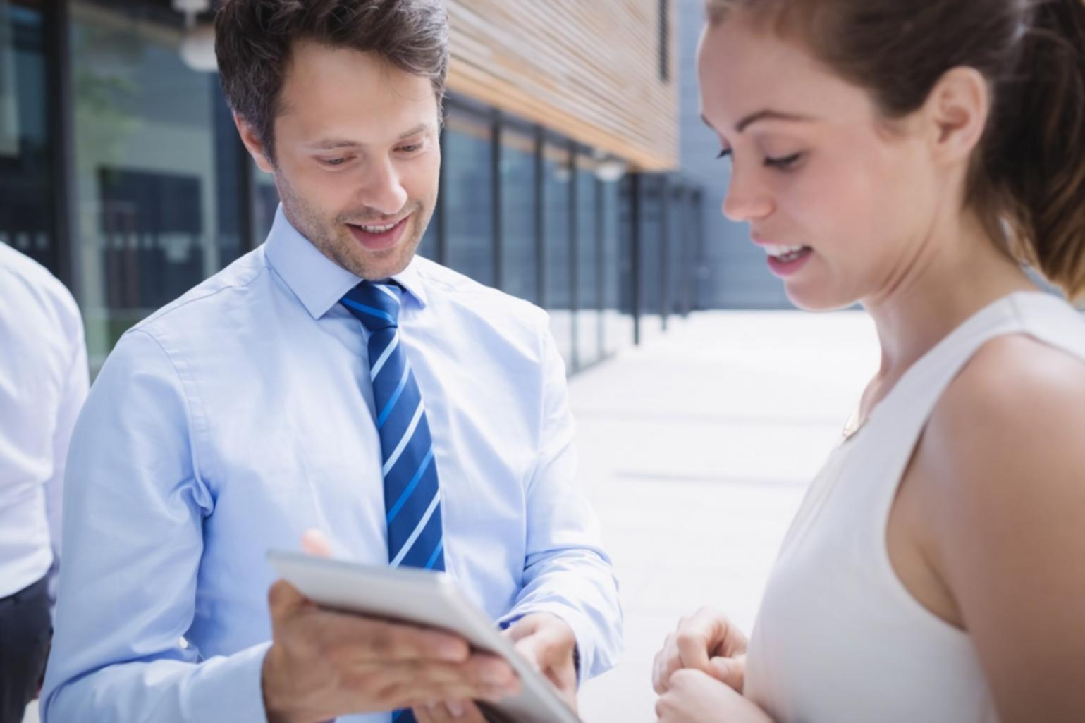 Teilnehmer arbeitet konzentriert an Finanzplanung mit Tabellenkalkulation