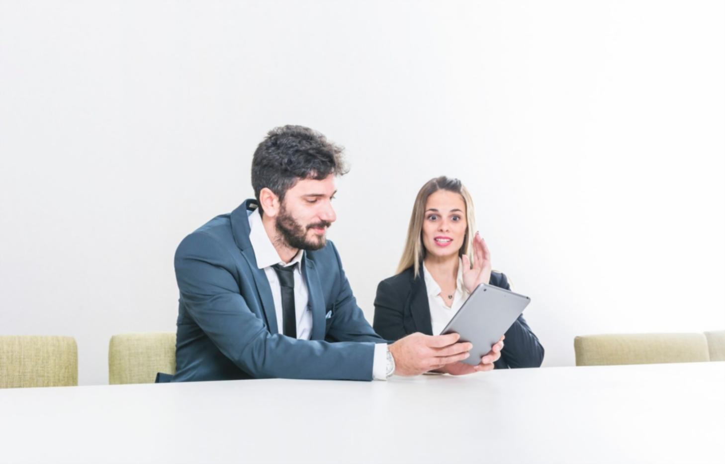 Arbeitsplatz mit Finanzunterlagen und Laptop